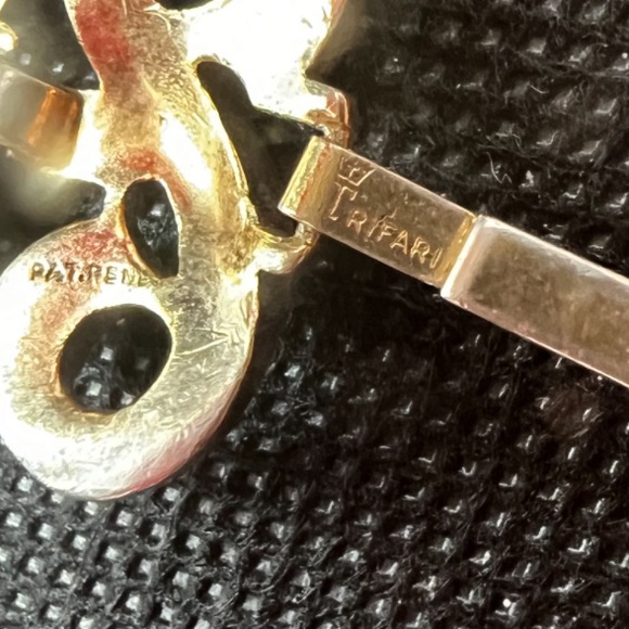 1960s Trifari Gold Tone Swirl Bracelet Fold Over clasp closure - Picture 11 of 14